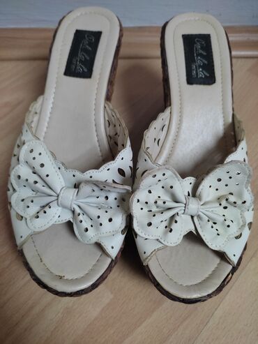186 oglasa | lalafo.rs: Jako lepe letnje belo/bež papuče kupljene u Ooh La la. broj 38, a