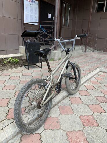 велосипед stern: Велосипед BMX серебристого цвета. Имеет прочную раму, подходящую для
