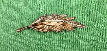 Broševi: Četiri stara broša. Cena za komad 1. FM broš Stari broš. Stilizovana — 12