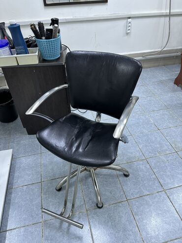 оборудования для парикмахерской: Продаю парикмахерское кресло 
Очень прочное