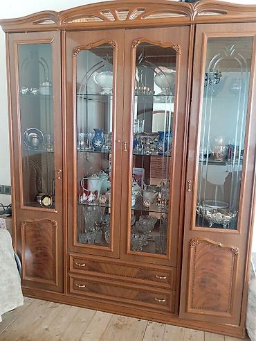skaf suseli: Klassik üslubda vitrinli bufet - Material: təbii ağac örtüklü korpus — 1