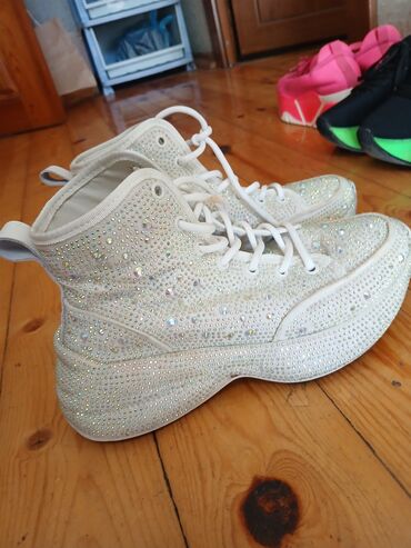 женские кроссовки nike shox: Endirimlə.GİFANNA markası.Parlaq daşlarla bəzədilmiş yüksəkboğaz idman