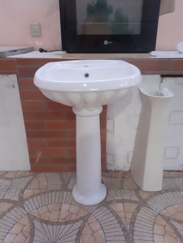 hamam esyalari: Ağ rəngdə, dayaqla təchiz olunmuş klassik dizaynlı keramik lavabo