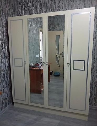 Ev üçün mebel: Dörd qapılı paltar şkafı - Rəng: krem tonlarında, dekorativ gümüşü — 1