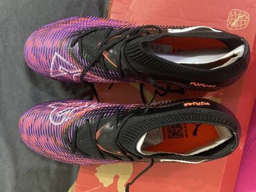 термо для спорта: Футбольные бутсы Puma Future с ярким дизайном в фиолетово-оранжевой