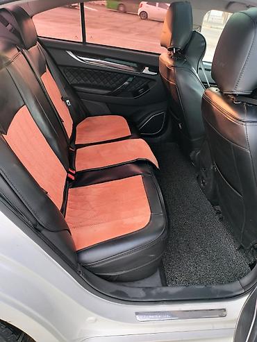 Другие автомобили: Седан белого цвета, правый/левый руль не указан, кузов — 4‑дверный — 5