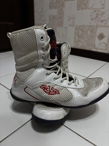 Перчатки: Набор экипировки для бокса/кикбоксинга Состав: - Боксерские кроссовки — 6