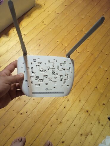 Çaydanlar: TP-Link brendinə məxsus ağ rəngli simsiz router. Bu model iki xarici