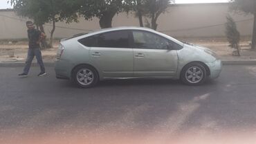 Bu, dörd qapılı, gümüşü rəngli, yüngül lehimli diskləri olan Toyota