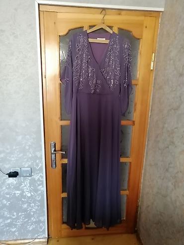 Bənövşəyi rəngdə, uzun axıcı ziyafət donu. Üst hissəsi V formalı