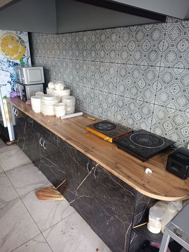 продаю оборудование для кафе: Продается срочно кухонные оборудование. 4метровый стол духовка