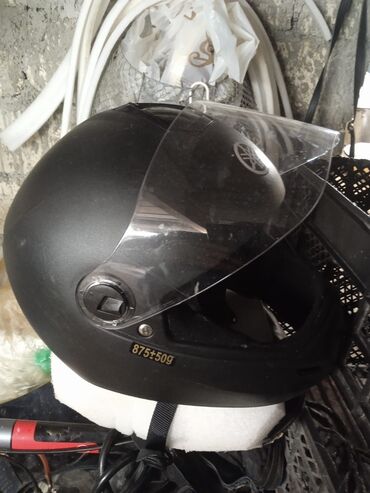 Moto dəbilqələr: Qara rəngdə olan Yamaha motosiklet dəbilqəsi. Biraz ciziqları var