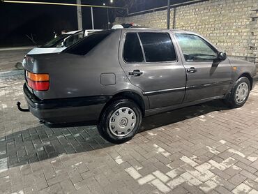 Volkswagen: Volkswagen Vento: 1993 г., 1.8 л, Механика, Бензин, Седан