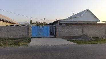 дома ак ордо: Продается жилой дом с большим двором и огороженной территорией