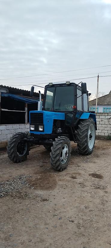 Traktorlar: Mavi rəngli təkərli kənd təsərrüfatı traktoru. Xüsusiyyətlər: - Ön və — 8