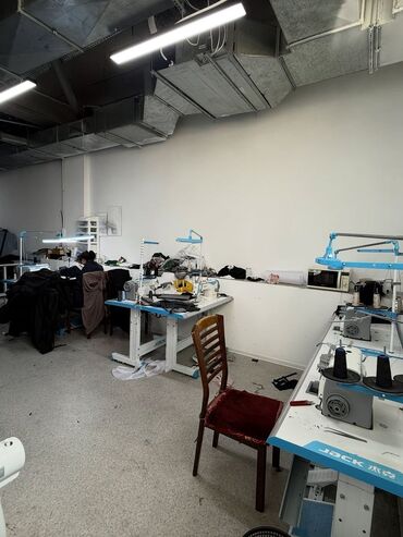 Салоны красоты: Продаю Барбершоп 210 м², 4 комнаты, С ремонтом, Без оборудования, Многоэтажное жилое здание, 1 линия — 9