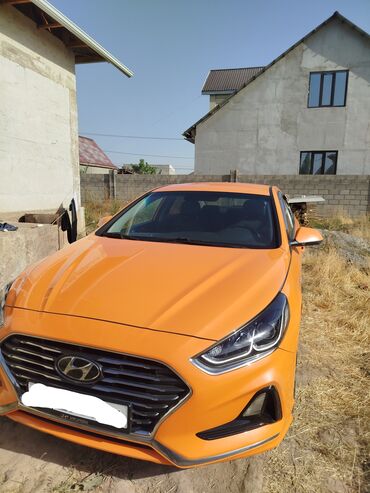 купить шины бу в бишкеке: Автомобиль Hyundai Sonata яркого оранжевого цвета. Эта модель седана