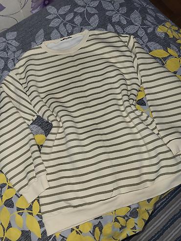 Zolaqlı svitşot - Model: uzunqollu, crew-neck (dairəvi yaxa) - Rəng
