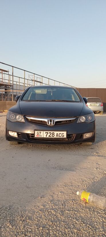 или меняю на дом: Автомобиль Honda Civic с кузовом седан, оснащенный четырехдверной