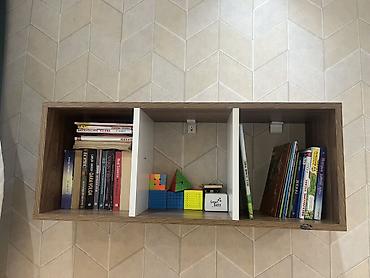 divar refleri: Mebel dəsti – iş masası, şaquli rəf və divardan asılan kitab rəfi - — 3