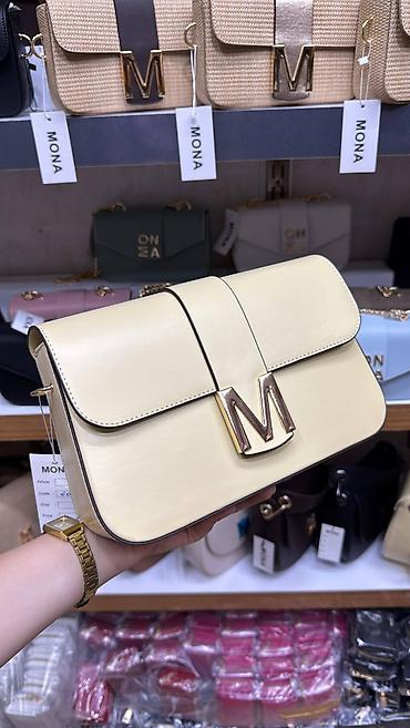 Torbe: Ženska torba MONA – elegantna crossbody/ramena torba sa zlatnim “M” — 12