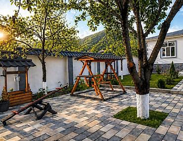 villa sekilleri: 🏡 Qəbələdə mərkəzdə dağ mənzərəli 8 nəfərlik sakit ərazidə yeni — 4