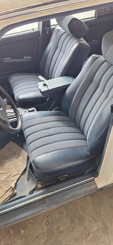 Mercedes-Benz: Mercedes-Benz 250: 2.5 l | 1981 il Sedan — 15