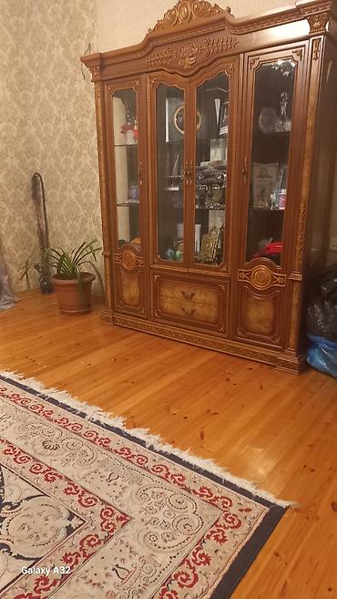 şuşəli dolab vitrini: Klassik üslubda vitrinli qonaq otağı şkafı - Material: ağac — 1
