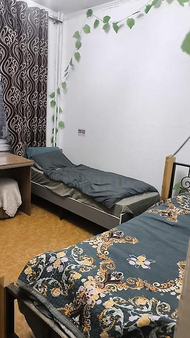 с подселением девушки: Сдается комната в 4-х комнатной квартире с мебелью. В других комнатах — 2