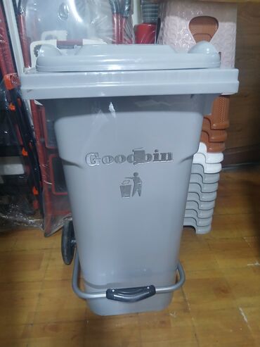 Tullantı qabları: Müxtəlif ölçülərdə və rənglərdə Goodbin zibil qutuları. Bu zibil — 17