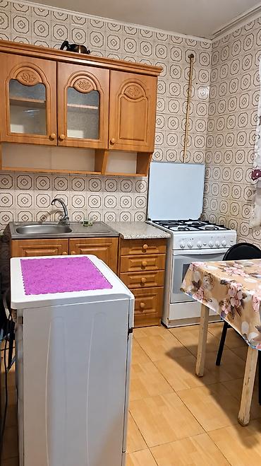 2 otaqlı mənzil – mebellə və texnika ilə - Geniş zal: divan, xalça