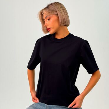 Женская базовая чёрная футболка из хлопка — длинная, классическая