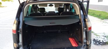 Ford: Crni Ford S-Max, prostran automobil dizajniran za porodične potrebe — 10