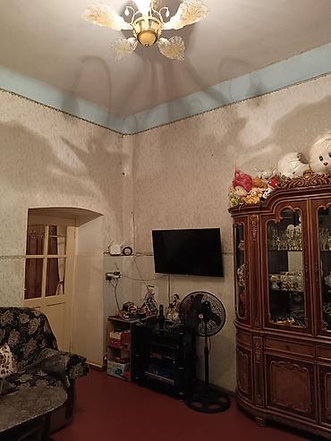 bayilda ev: 55 kv metr sahesi olan bina evinin 1ci mərtebəsi 2otaqlı ev.Heyetde — 6