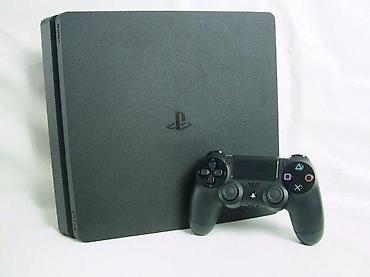 PS4 (Sony Playstation 4): U ponudi je Sony PlayStation 4.
Konzola je najnoviji SLIM model — 3