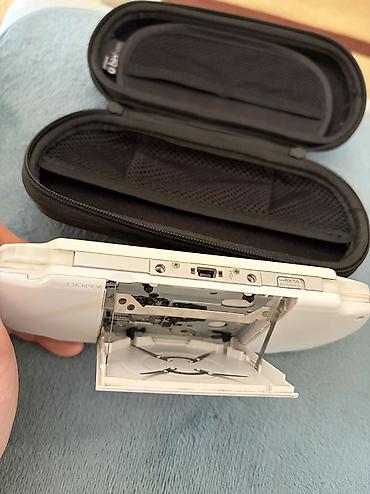 pes 5: Sony PSP-3000, ağ rəng (UMD sürücülü, PSP loqolu arxa qapaq). Portativ — 3