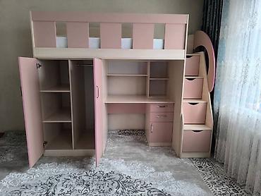 Двухъярусные кровати: Кровать-чердак, выполненная в светлых тонах с розовыми вставками — 16