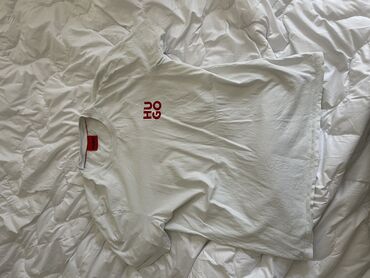 new yorker sortsevi: HUGO BOSS majica 
M veličina
4500din