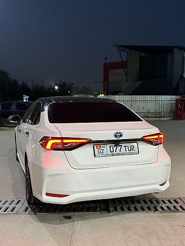 bmw 2: Toyota Corolla: 2019 г., 1.8 л, Автомат, Бензин, Седан — 4
