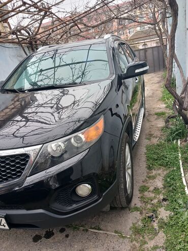 Kia: Kia Sorento – qara rəngli, tam ölçülü şəhər-kənd krossoveri. Xarici — 4