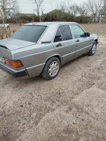 Mercedes-Benz: Mercedes-Benz 190E (W201) sedan, gümüş rəng. - Kuzov: 4 qapılı, arxa — 8