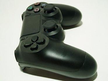 PS4 (Sony Playstation 4): U ponudi originalni džojstici za Playstation 4 konzole. Više komada na — 6