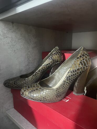 Туфли: Размер: первые 5 фото 35-36 
6-10 фото 36 
11 фото 37 — 10