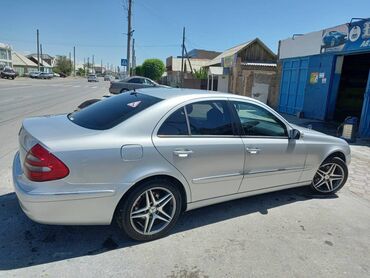 Mercedes-Benz: Продается серебристый Mercedes-Benz E-Class. Этот седан сочетает в