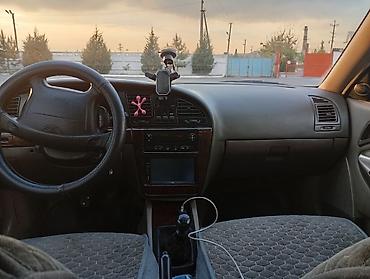 Другие автомобили: Белый седан компакт-класса. Основные характеристики: - Тип кузова — 5