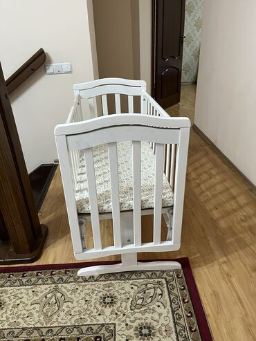 садовая мебель бу: Продаю детскую кровать, из чистого дерева. Маятниковый механизм