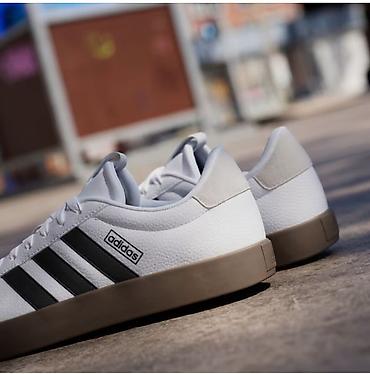 bison braon: Adidas patike – bele sa crnim prugama i gumiranim đonom u braon tonu — 8