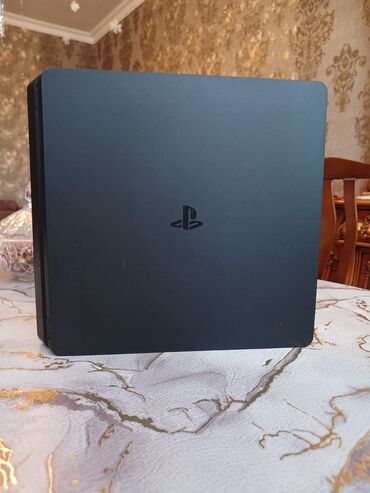 PS4 (Sony Playstation 4): Salam playstation 4 11.50 verisya 1 original pultu ilə karopkası var