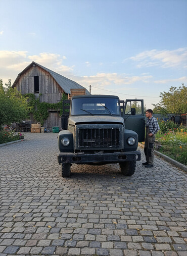Yük maşınları: Yük maşını – klassik ZIL tipli, arxa bortlu kuzov Xüsusiyyətlər: - — 1