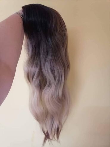 Perike i klipse: Perike
Cena 3200din — 27